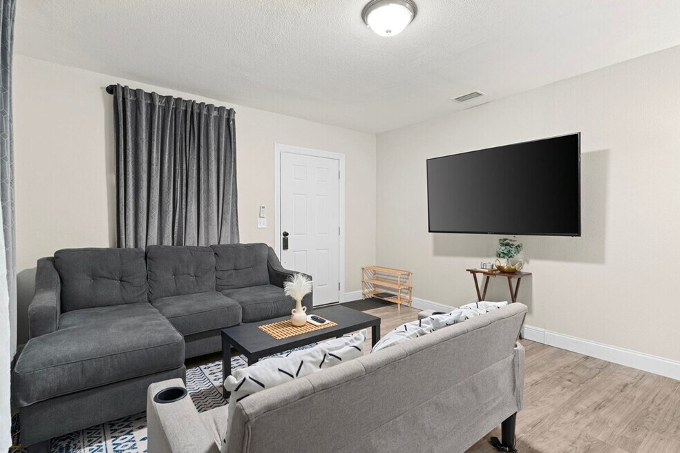 3602 E Genesee St unit ID1244340P, Tampa, FL 33610 - photo 1