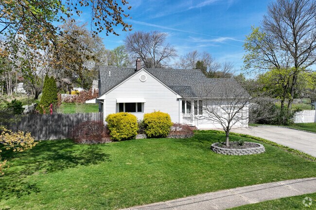 Spotswood Has A Number Of Ranch Style Homes With Large Lawns