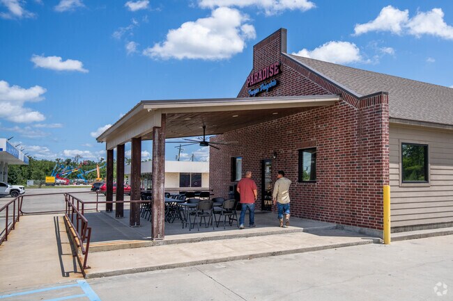 Paradise Grill, near Beverly Hills, offers seafood and burgers.