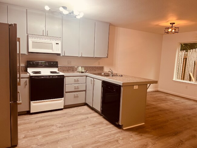 2125 Hamilton Ave, North Bend, OR 97459 - photo 4