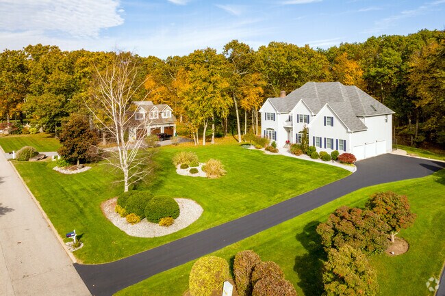 Homes set back from the street with large yards are found in Tillinghast.