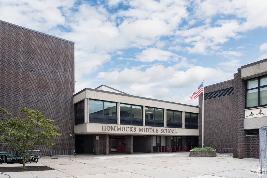 Hommocks School in Larchmont/Mamaroneck has a good score of 9 on test scores on GreatSchools.