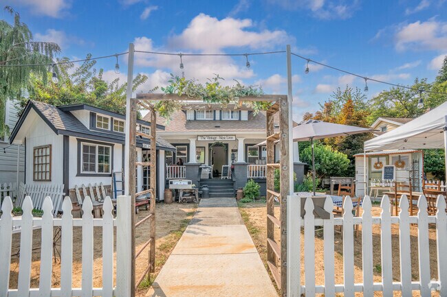 The Vintage pairs wine with shopping, the perfect recipe for a relaxing weekend in Willamette.