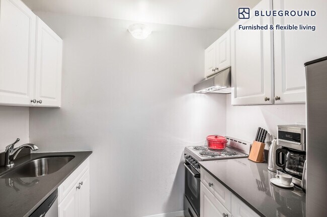 250 W 19th St unit FL10-ID210, New York, NY 10011 - photo 7