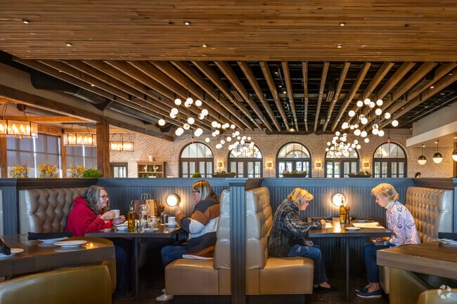 Enjoy classic Italian dining for lunch or dinner at Biaggi's Ristorante Italiano in Oakdrige.