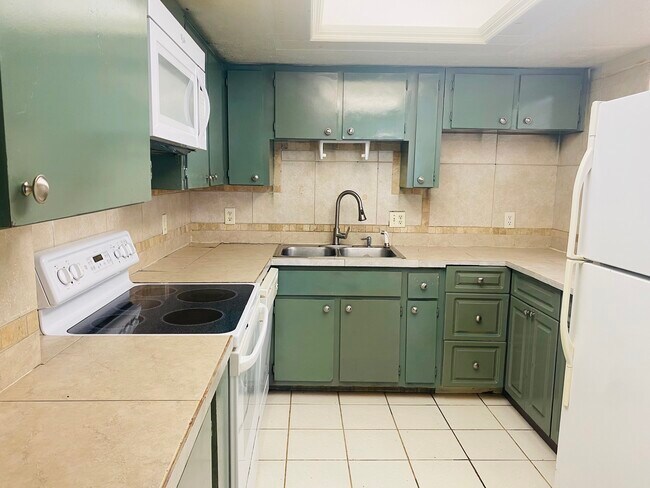 521 NE 24th Place, Cape Coral, FL 33909 - photo 3