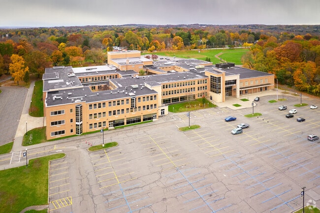 Pittsford Sutherland High School serves 877 students in grades 9-12.