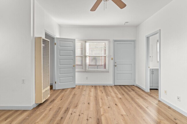 526 Magnolia Ave unit 11, Long Beach, CA 90802 - photo 2