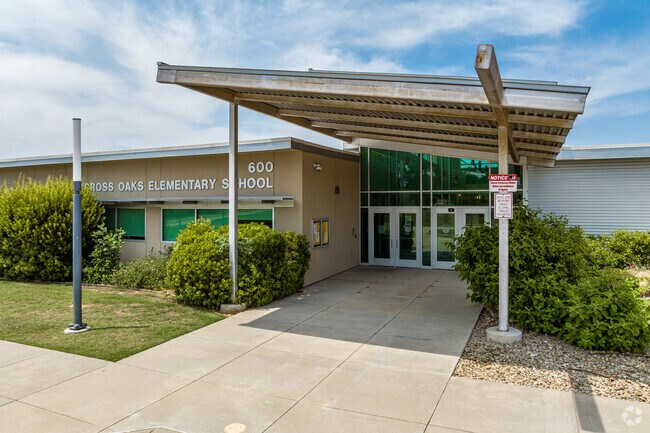 Cross Oaks Elementary beckons families in the Oak Point area.