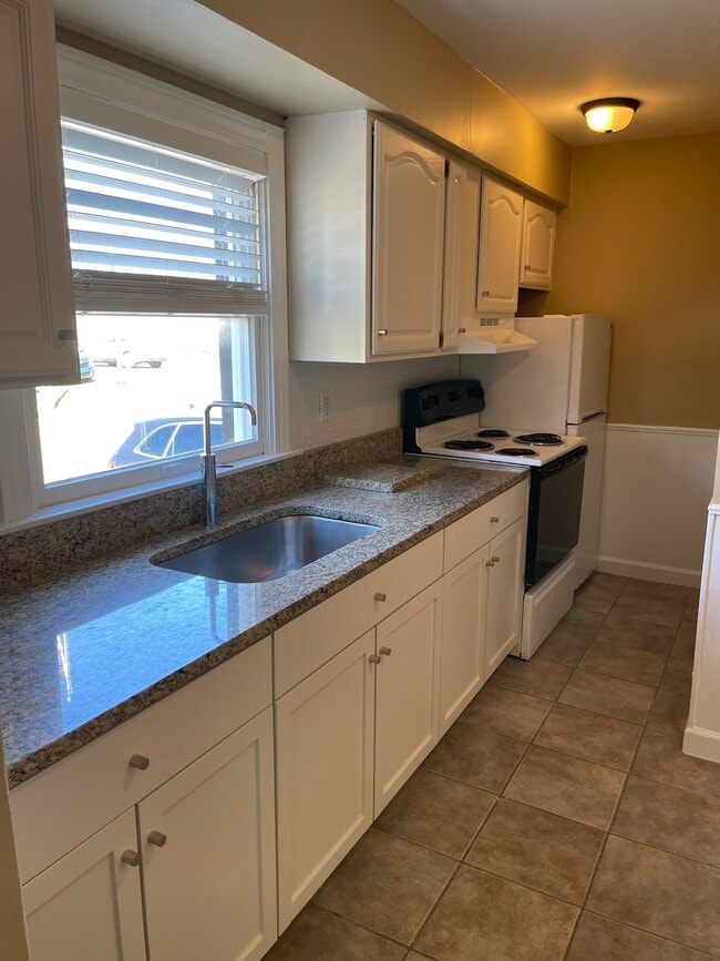 26095 E Huron River Dr unit B, Flat Rock, MI 48134 - photo 4