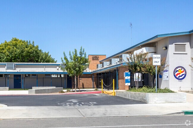 The entrance to Lincoln Elementary School in Reedley.