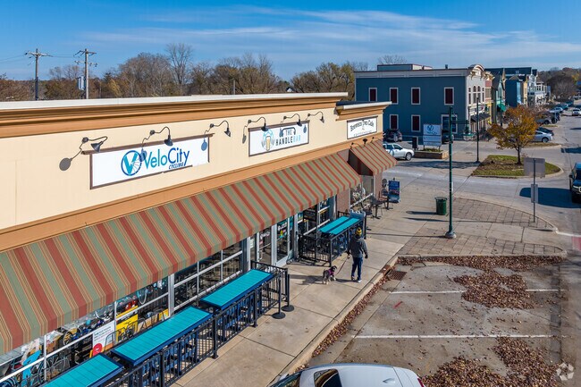 Local downtown shops and restaurants in Pewaukee