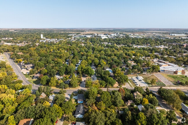 Sitting in the center of Manhattan, West Campus is close to many parks, shops and restaurants.