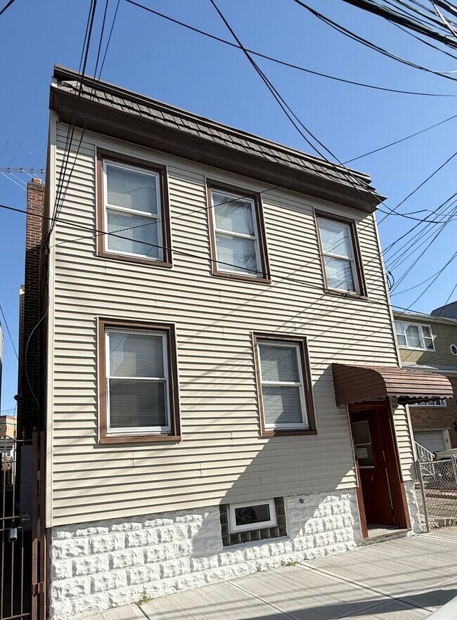 122 Cross St, Harrison, NJ 07029