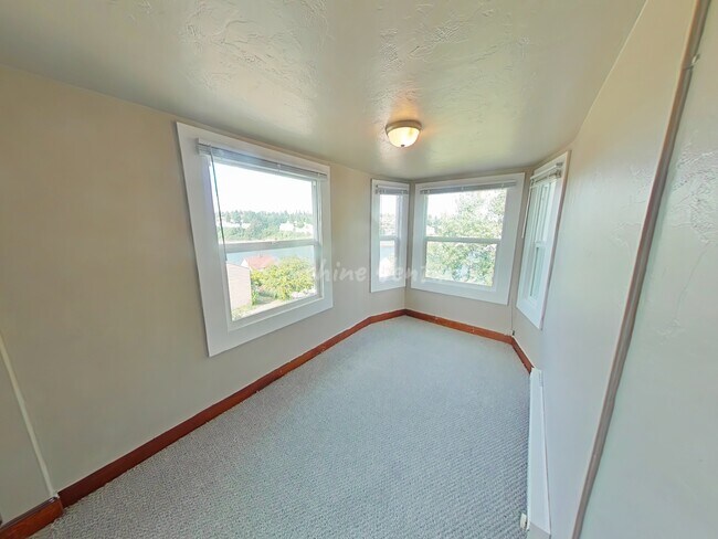 8 Breakfast/Office Nook