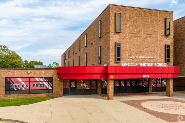 Lincoln Middle School has 401 students in grades 6-8 in 2025, according to Niche.