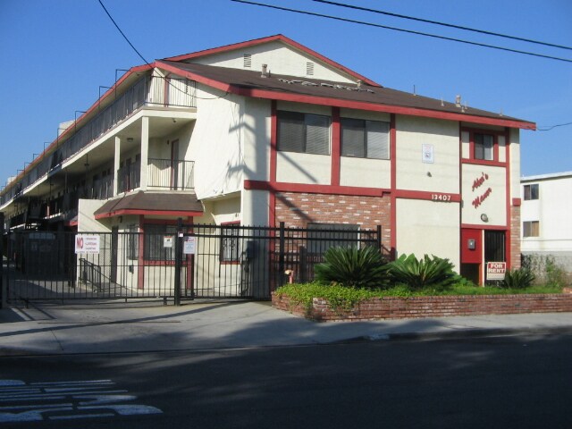 13407 Kornblum Ave unit 3, Hawthorne, CA 90250 - photo 2