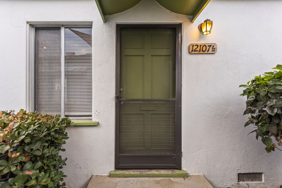 12107 W Washington Blvd unit 12109.5, Los Angeles, CA 90066 - photo 1