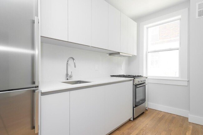 Kitchen w/built in dishwasher
