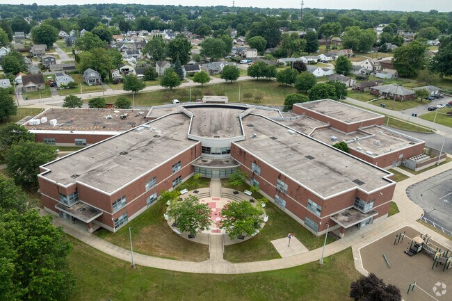 Struthers Elementary provides education for the children of the Struthers neighborhood.