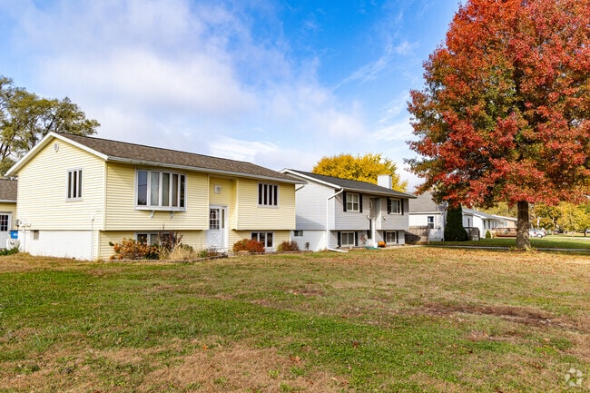 Split-level homes with spacious lawns are frequent in Evansdale neighborhoods.