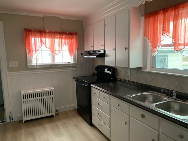 8 Walnut St unit First Floor, Rochester, NH 03867 - photo 3