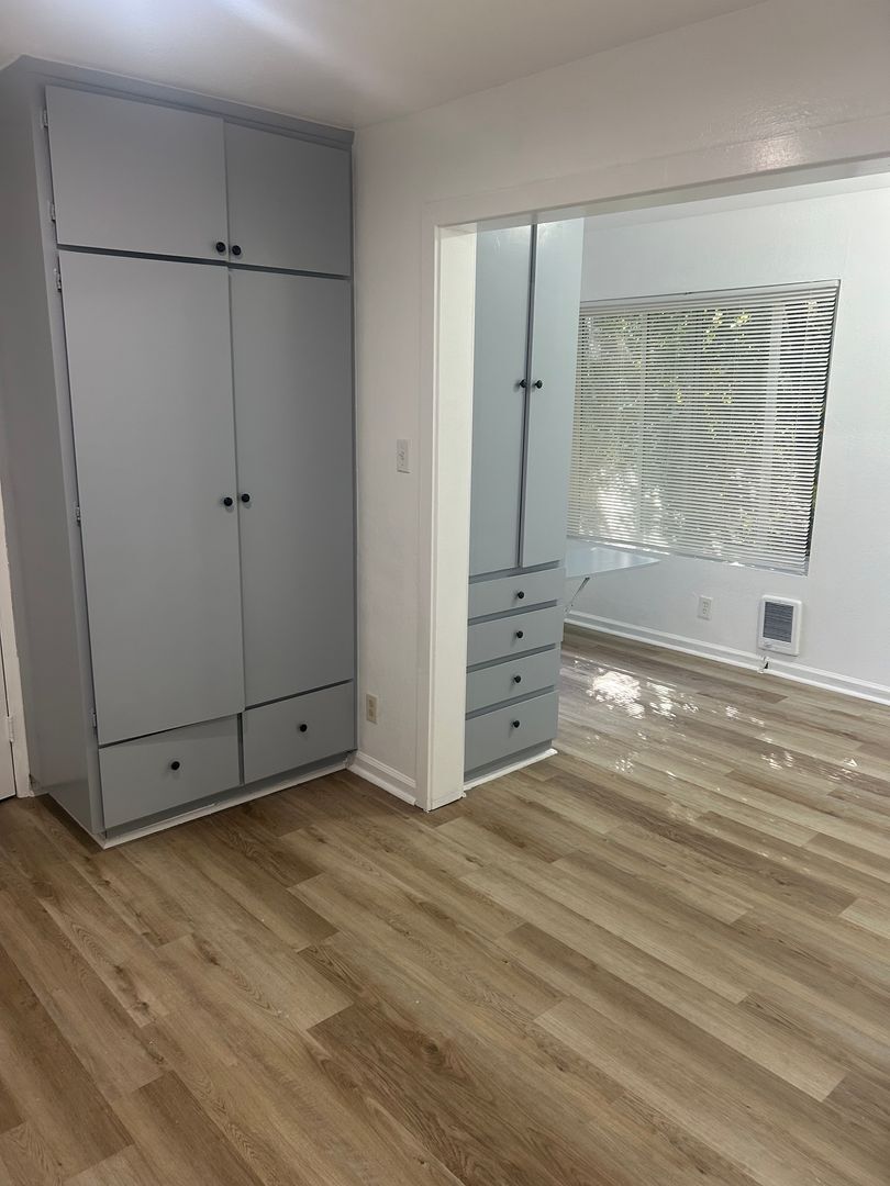 Apartment in San Carlos Creek-Side Views Available for Lease!, San Carlos, CA 94070 - photo 1