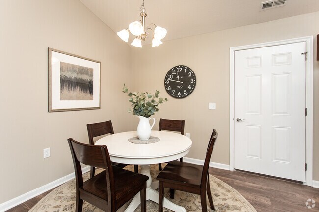 2BR, 2BA - 1,040 SF - Deerwood