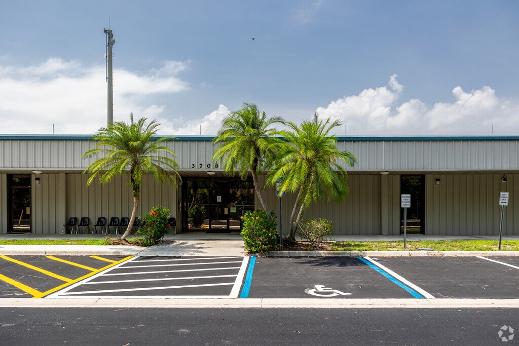 The Phoenix Program in Naples welcomes students through the main entrance.