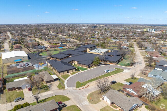 Coronado Heights large elementary campus sits safely in a Springdale.