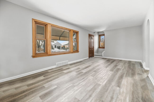 1515 Longwood Dr, Cleveland, OH 44124 - photo 3