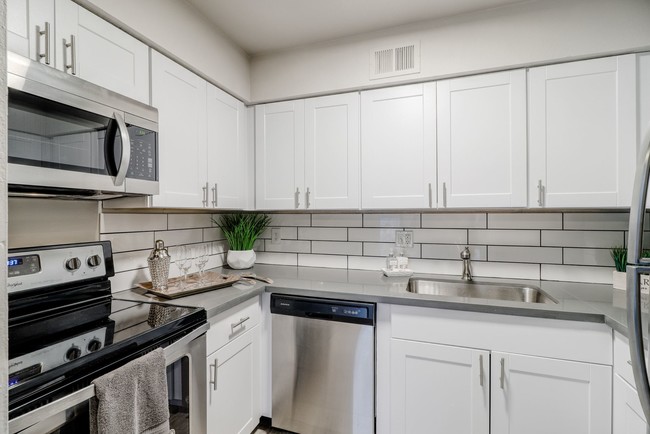1BR, 1BA - 635 SF Renovated