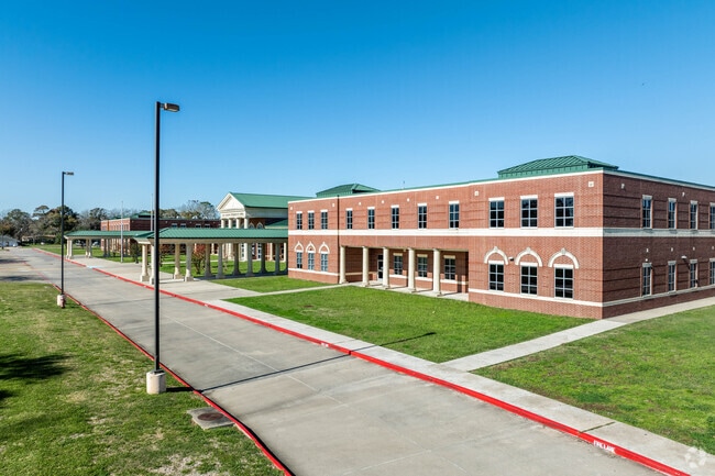 Lake Jackson Intermediate School has a student-teacher ratio of 17:1.