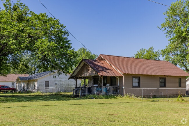 Most brick ranch and bungalow homes in Tryon were built in the 1950s–1970s.