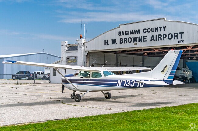 The Browne Airport is directly south of the Robin Glen-Indiantown neighborhood.