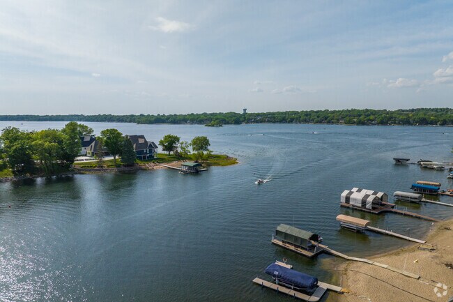 A boat coming in to the bay in a lake home neighborhood.