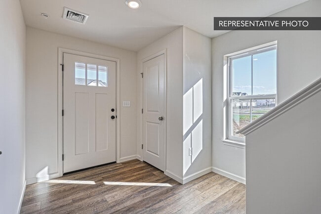 1043 Ellie Ln W, Harrisburg, PA 17112 - photo 2