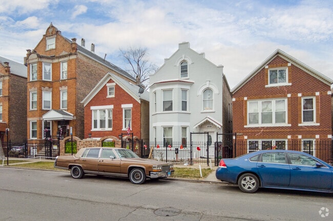 There are homes of many different sizes in Little Village.