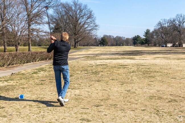 Crossgate residents hae a close public course option at Crescent Hill Golf Course.