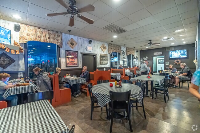 Tammy's Pizza & Pasta near the Pistakee Highlands has delicious food options.