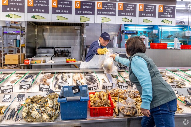 Foodnet supermarket in Heron Bay offers a great selection of fresh meat and live seafood.