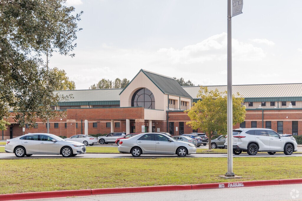 The student population of Albany Middle School is 894 and the school serves grades 6-8.
