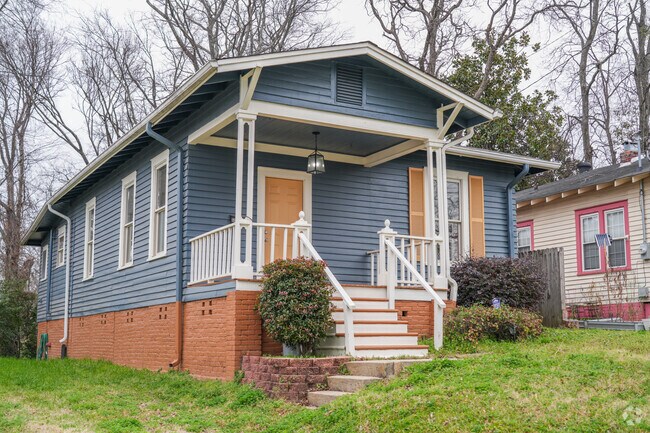 Shotgun houses in Vicksburg, Mississippi, reflect the city’s historic Southern architecture.