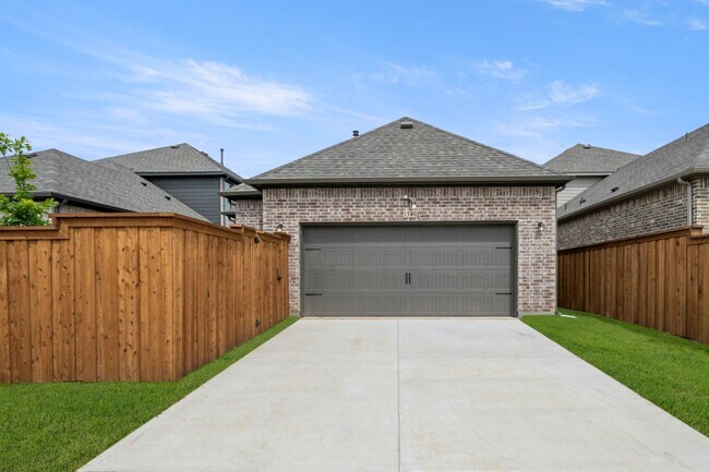 1540 Euclid Aly, Corinth, TX 76208 - photo 2