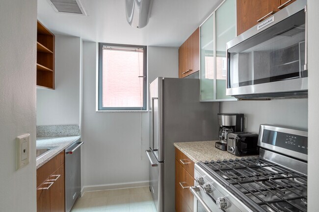 535 W 23 St unit FL5-ID2193, New York, NY 10011 - photo 6