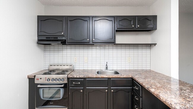 1106-1110 Kent Circle, Waterloo, IA 50701 - photo 2