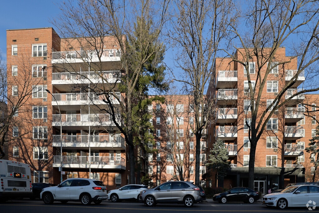 About 4265 Kissena Blvd, Flushing NY HOAs, Reviews, Amenities