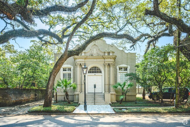 Arlington is minutes from historic homes and landmarks in Mobile.