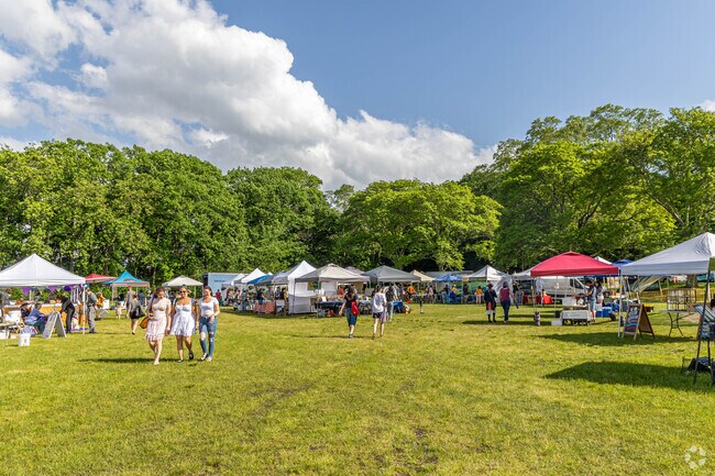 Stop by the Lexington Farmers Market with your friends near Prospect Hill.