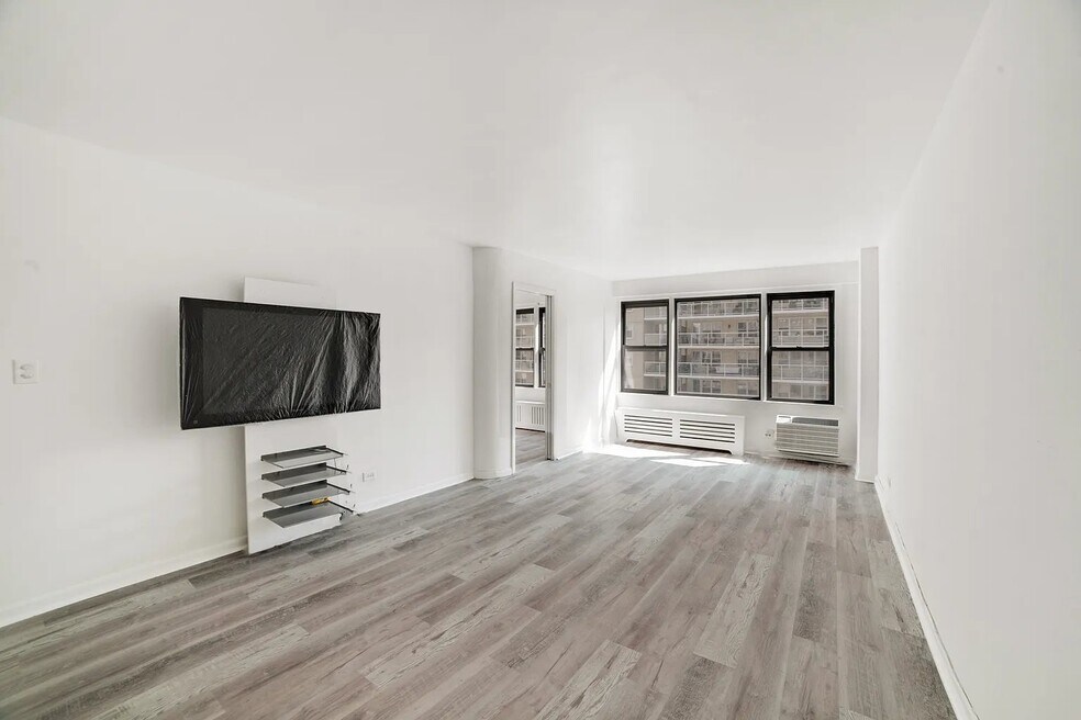 Tracy Towers unit 9J, New York, NY 10010 - photo 1